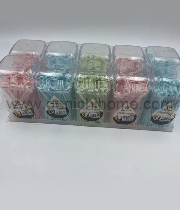 Kulay na plastik na mga skewer ng prutas