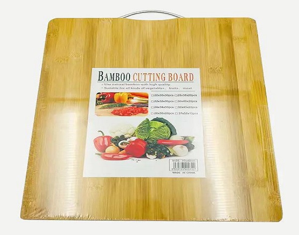Paano nakakatulong ang paggamit ng suka upang madidisimpekta ang mga cutting board na maiwasan ang mga mantsa at pagkawalan ng kulay?